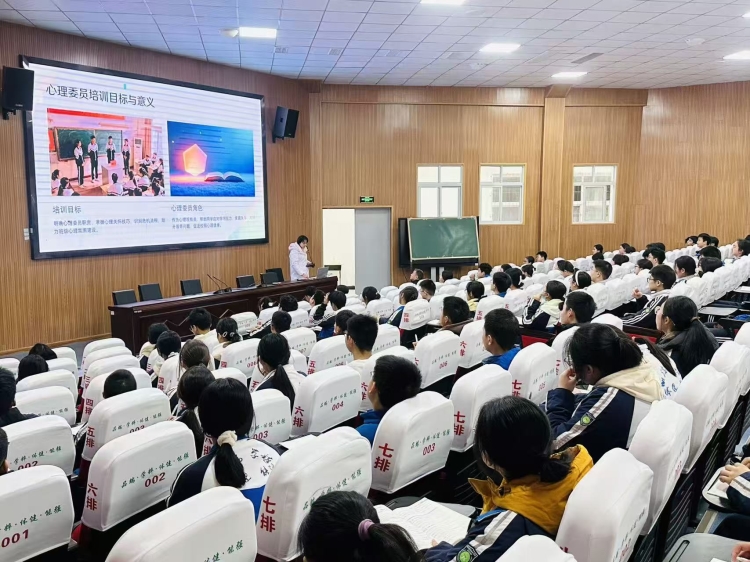 我院为荣县中学百余名班级心理观察员集中“充电”