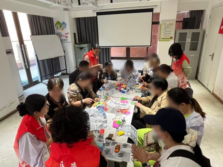 巧手捏趣 悦纳自我——荣县第三人民医院桂林街社区康复站点开展黏土手工康复活动
