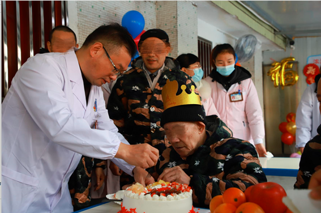 情意浓浓生日情，医患温暖一家亲—荣县第三人民医院为90岁高龄患者庆生