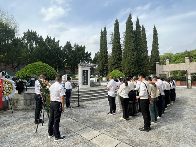 荣县第三人民医院党支部组织开展“缅怀革命先烈”清明祭扫主题党日活动