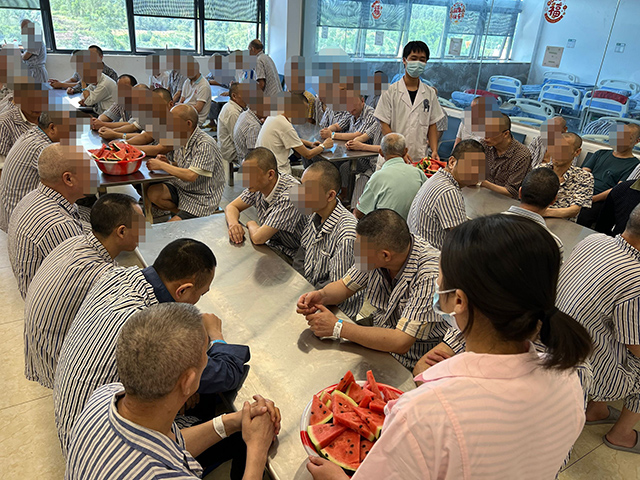 夏日送清凉，瓜甜暖人心